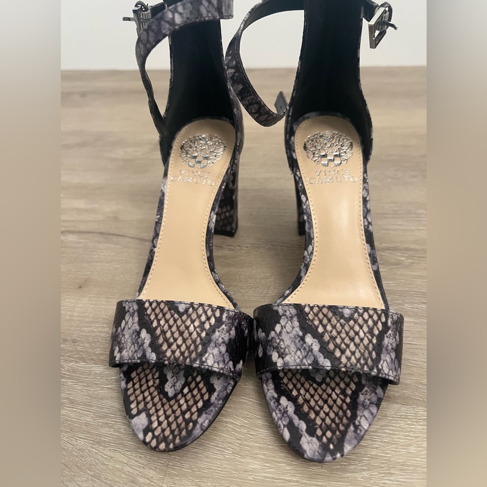 VINCE CAMUTO Corlina Ankle Strap Block Heel Snake Print Sandal  🐍 👡